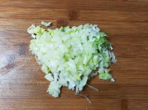 大葱洗净切碎