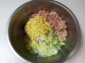 将葱姜放入盘中