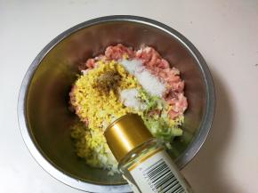 放一小勺黑胡椒粉