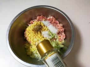 放一小勺黑胡椒粉