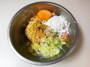 放四勺玉米淀粉和两勺中筋粉