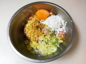 放四勺玉米淀粉和两勺中筋粉