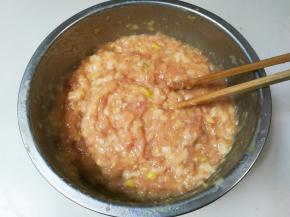 放入适量清水顺时针搅拌均匀至有粘性的肉糊，放入冰箱冷藏一小时