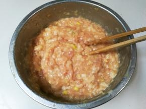 放入适量清水顺时针搅拌均匀至有粘性的肉糊，放入冰箱冷藏一小时