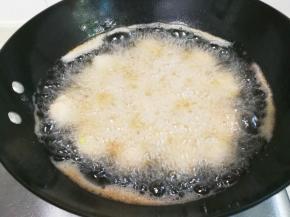 锅中放入小半锅食用油烧热，用手虎口挤出肉糊到用勺子里，再放肉糊下锅炸