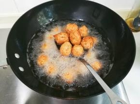 炸至浅黄用锅铲翻动肉圆，使每一个面都炸均匀