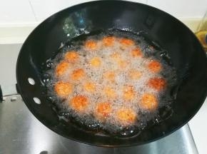 炸至金黄捞出来沥掉油