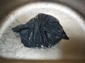 泥鳅买回来之后要煮之前在装着泥鳅的胶袋里落几匙盐，封住袋口，等泥鳅在盐里翻滚一阵就没有什动靜了