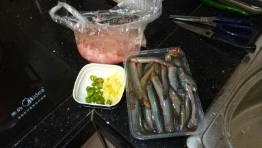 姜切丝，辣椒切成圈，现成腌好的肉片