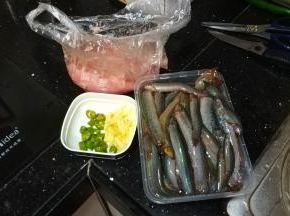 姜切丝，辣椒切成圈，现成腌好的肉片