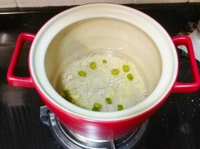 锅里下一碗半水用姜碎和辣椒圈煮开