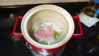 再下适量的瘦肉片烧开