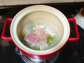 再下适量的瘦肉片烧开