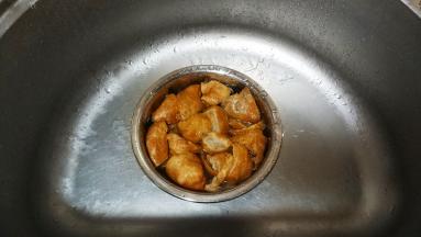 面筋剪十字分4等份，泡入热水里去去油。