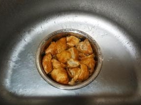 面筋剪十字分4等份，泡入热水里去去油。