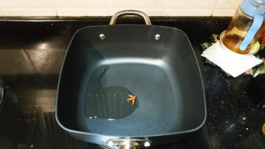 锅里热油，放入八角慢慢煎香