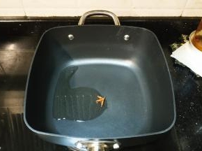 锅里热油，放入八角慢慢煎香