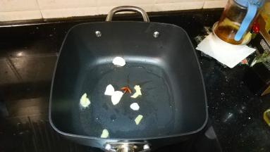 再放入蒜片、姜丝爆香