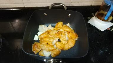 倒入捏干水份的面筋，小火翻炒