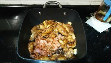 放入肉片，煮开微炖