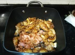 放入肉片，煮开微炖