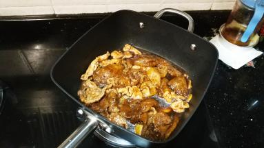 水剩不多时，倒入水淀粉翻炒挂浆即可！