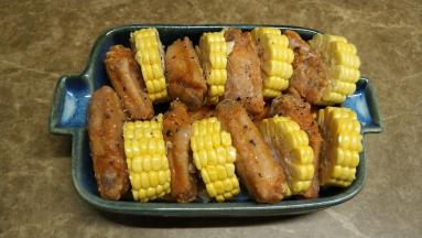 淋上油和柠檬汁、撒上黑椒碎