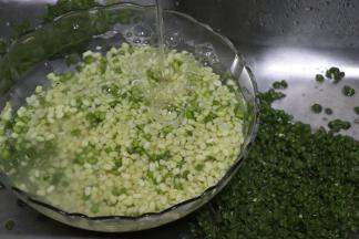 绿豆浸泡了大约8小时，感觉这样更容易脱皮，脱皮小技巧就是，用俩个手去搓绿豆，之后用水把搓掉的皮冲走，继续搓，直到大部分的绿豆都脱掉皮了，这个过程时间很快的，接下来就是拣出没有搓掉皮的，这个需要有点耐心，不过因为大部分都已经脱皮了，还是很快的。