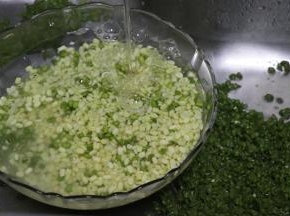 绿豆浸泡了大约8小时，感觉这样更容易脱皮，脱皮小技巧就是，用俩个手去搓绿豆，之后用水把搓掉的皮冲走，继续搓，直到大部分的绿豆都脱掉皮了，这个过程时间很快的，接下来就是拣出没有搓掉皮的，这个需要有点耐心，不过因为大部分都已经脱皮了，还是很快的。