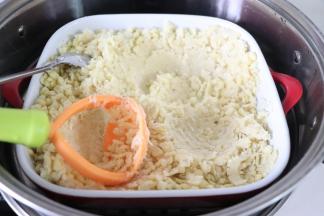 蒸好的绿豆，用压泥器或者是勺子压碎，如果有破壁机的话，最好放到破壁机稍微加点水搅打，会更加的细腻。