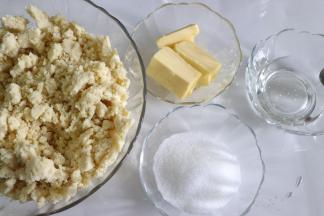 制成细腻的绿豆泥后，准备其他食材。