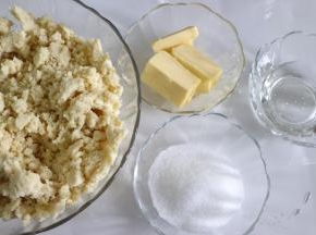 制成细腻的绿豆泥后，准备其他食材。