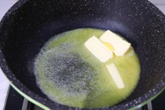 黄油放入不粘锅中，用小火融化。