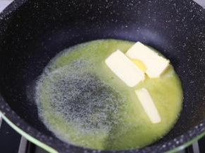 黄油放入不粘锅中，用小火融化。