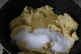 等黄油被绿豆泥充分的吸收，加入麦芽糖和白砂糖。