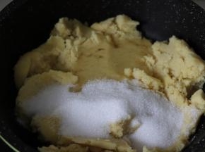 等黄油被绿豆泥充分的吸收，加入麦芽糖和白砂糖。