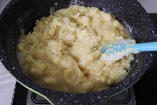 放入糖以后，会变得稀，继续小火炒制。