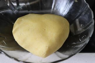 到比较干的状态，就可以了。这个时候可以过筛一次，我的没有过筛，也是非常美味的，如果追求入口即化的口感，一定要在这步过筛的，20目的就可以，过筛的过程还有个碾压的过程，所以口感会非常的细腻。