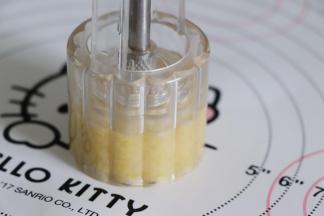 放入到月饼模具里，用手稍微压实，然后放到垫子上，压下去就可以了。