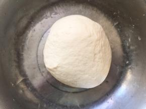 酵母、水、面和在一起揉成光滑的面团，室温发酵至明显增大即可。不需要两倍大