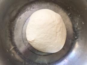 酵母、水、面和在一起揉成光滑的面团，室温发酵至明显增大即可。不需要两倍大