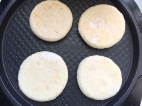 烙至表面变色翻面，如此反复翻面