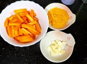 南瓜切成条状，蛋黄烤熟压成泥，蒜头切片