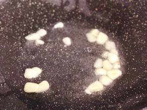 油锅中放入蒜片炒香
