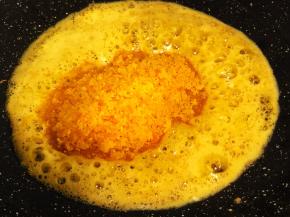 锅中放少许油和蛋黄碎