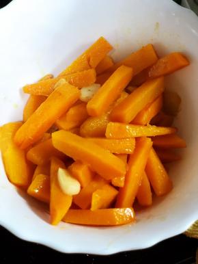 将炒好的南瓜先取出