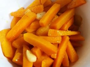 将炒好的南瓜先取出