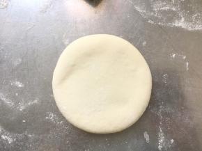 用手压成扁，稍微擀一下