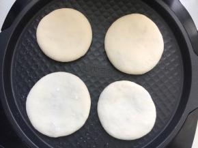 电饼档小火，刷少许油，将醒发好了的饼胚放在盘子上