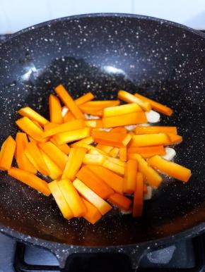 加入南瓜炒熟